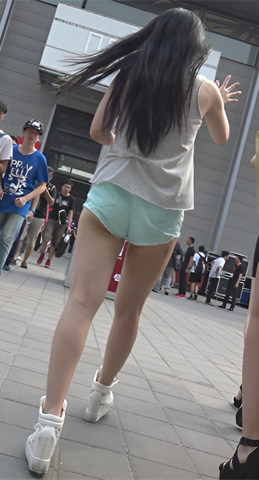 会场外的短裤月牙小姐姐[681M/MP4]