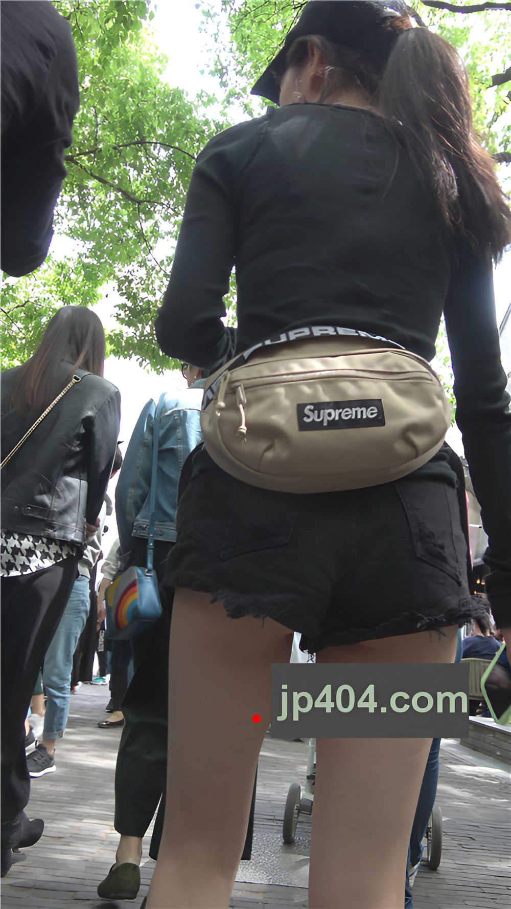 漂亮的黑色热裤小姐姐[711M/MP4]