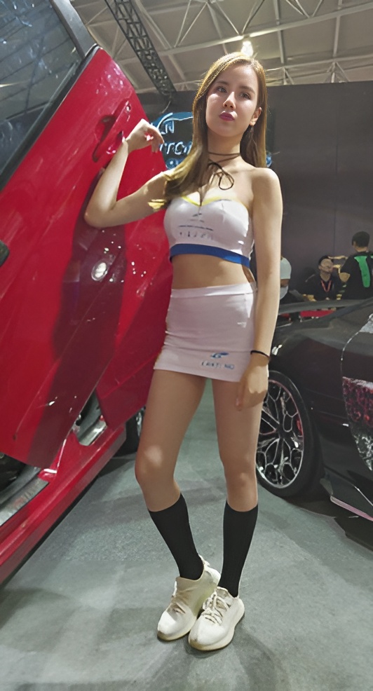 漂亮的白色包屯车模小姐姐[699M/MP4]