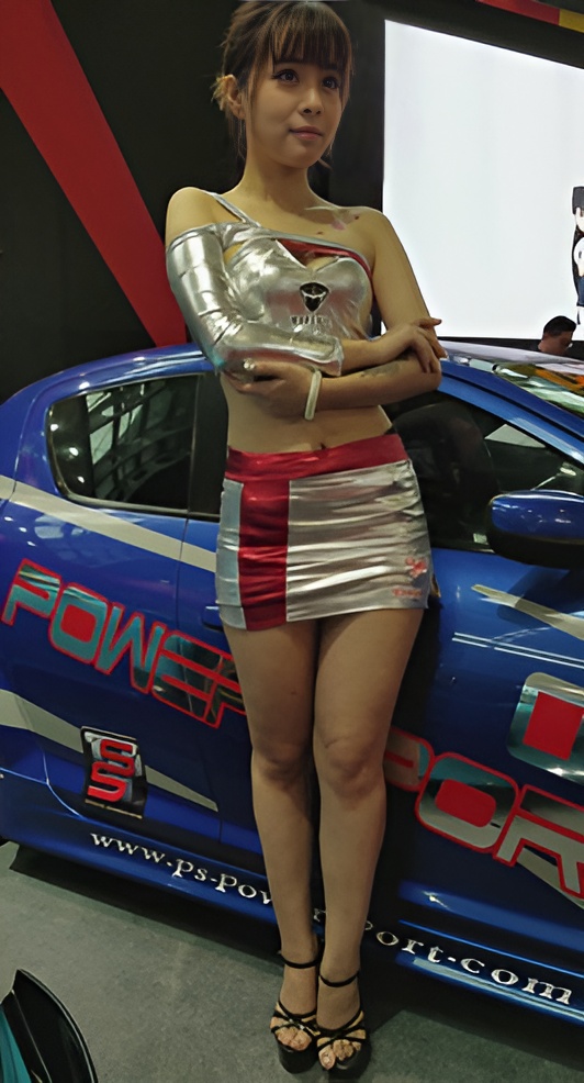 两个露腰车模美女[719M/MP4]