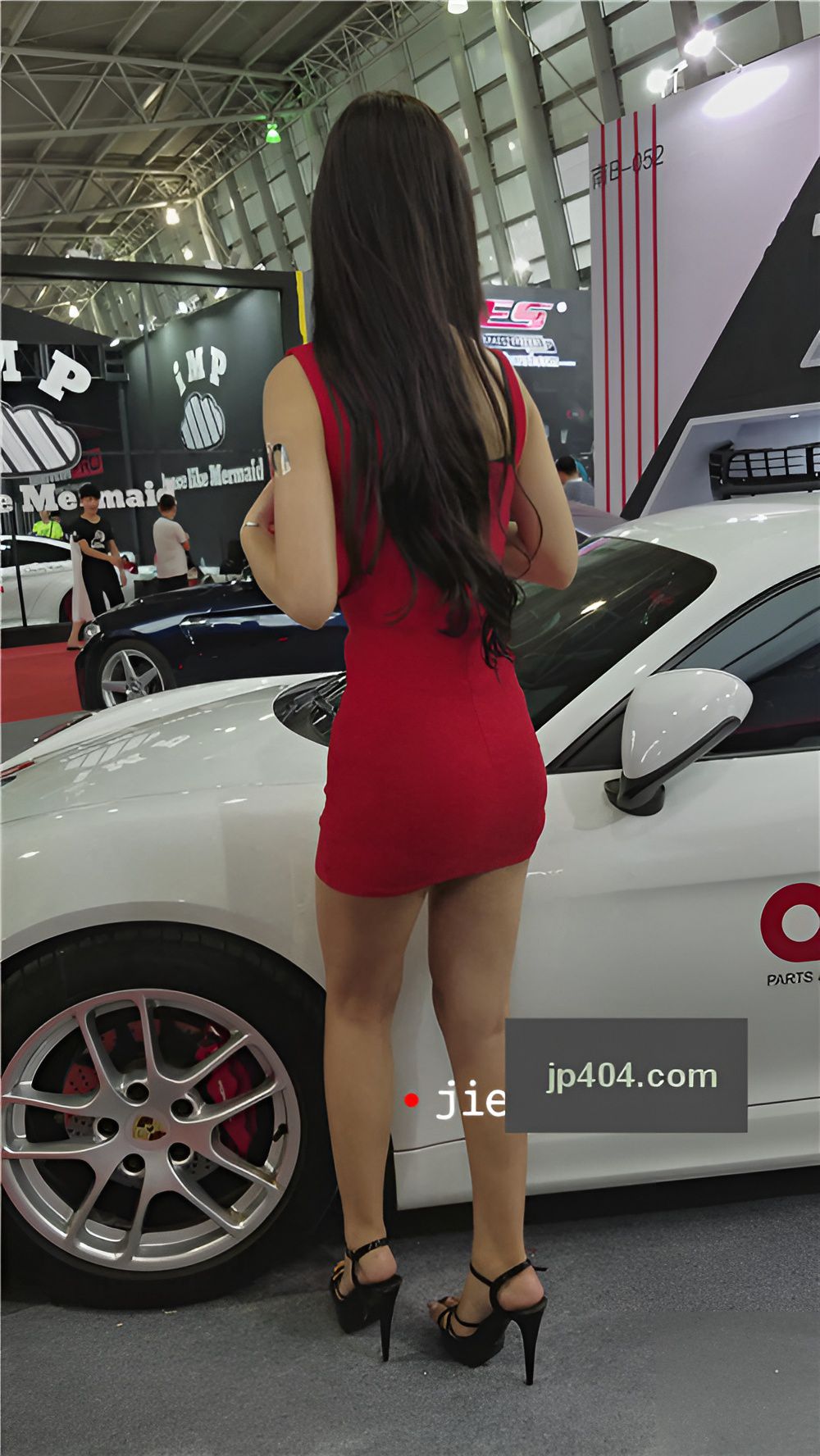 红色连体包臀裙车模小姐姐[608M/MP4]