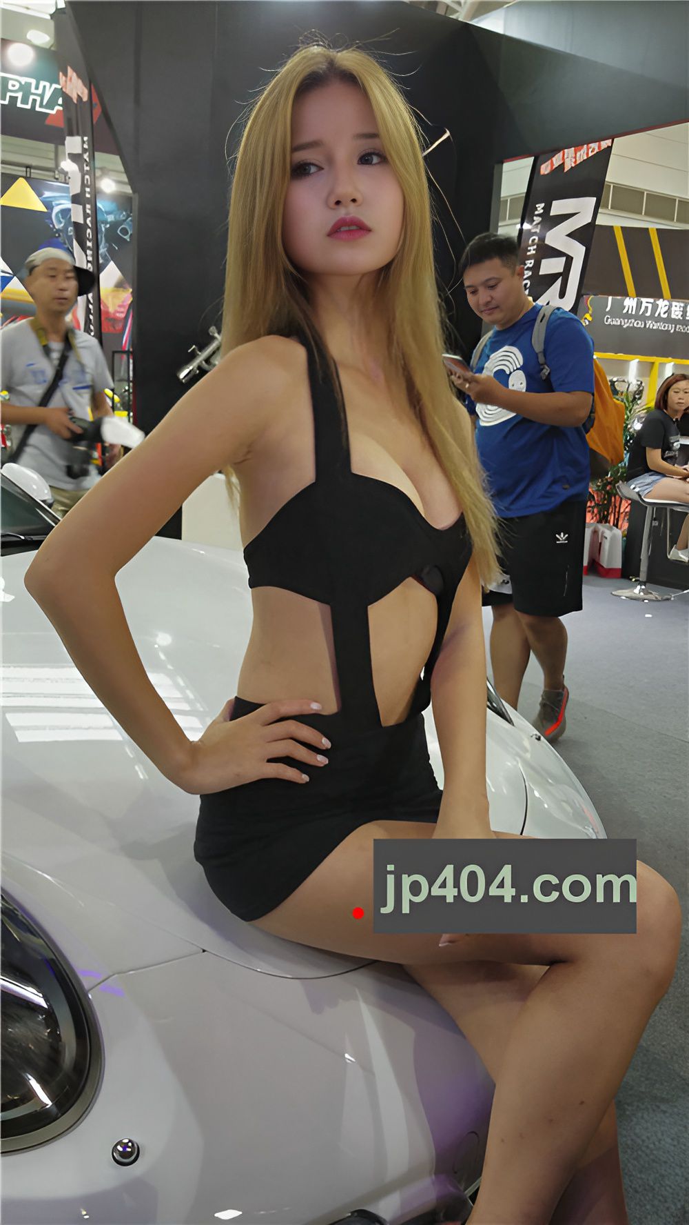 苗条性感的车模小姐姐[710M/MP4]