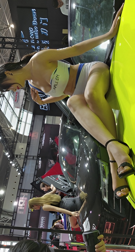 漂亮的红唇车模小姐姐[645M/MP4]