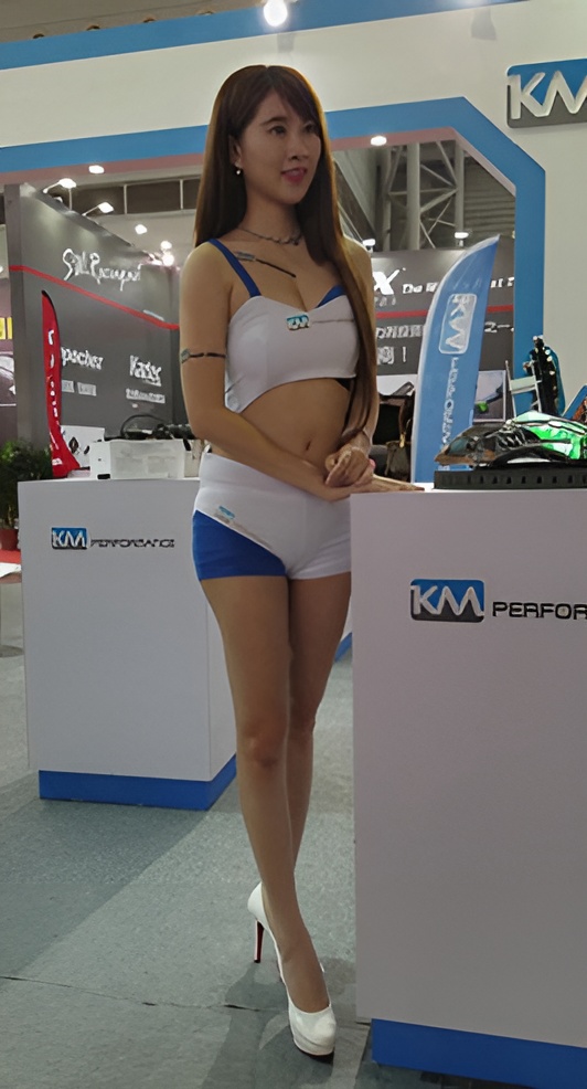 紧身短裤骆驼趾美女[529M/MP4]