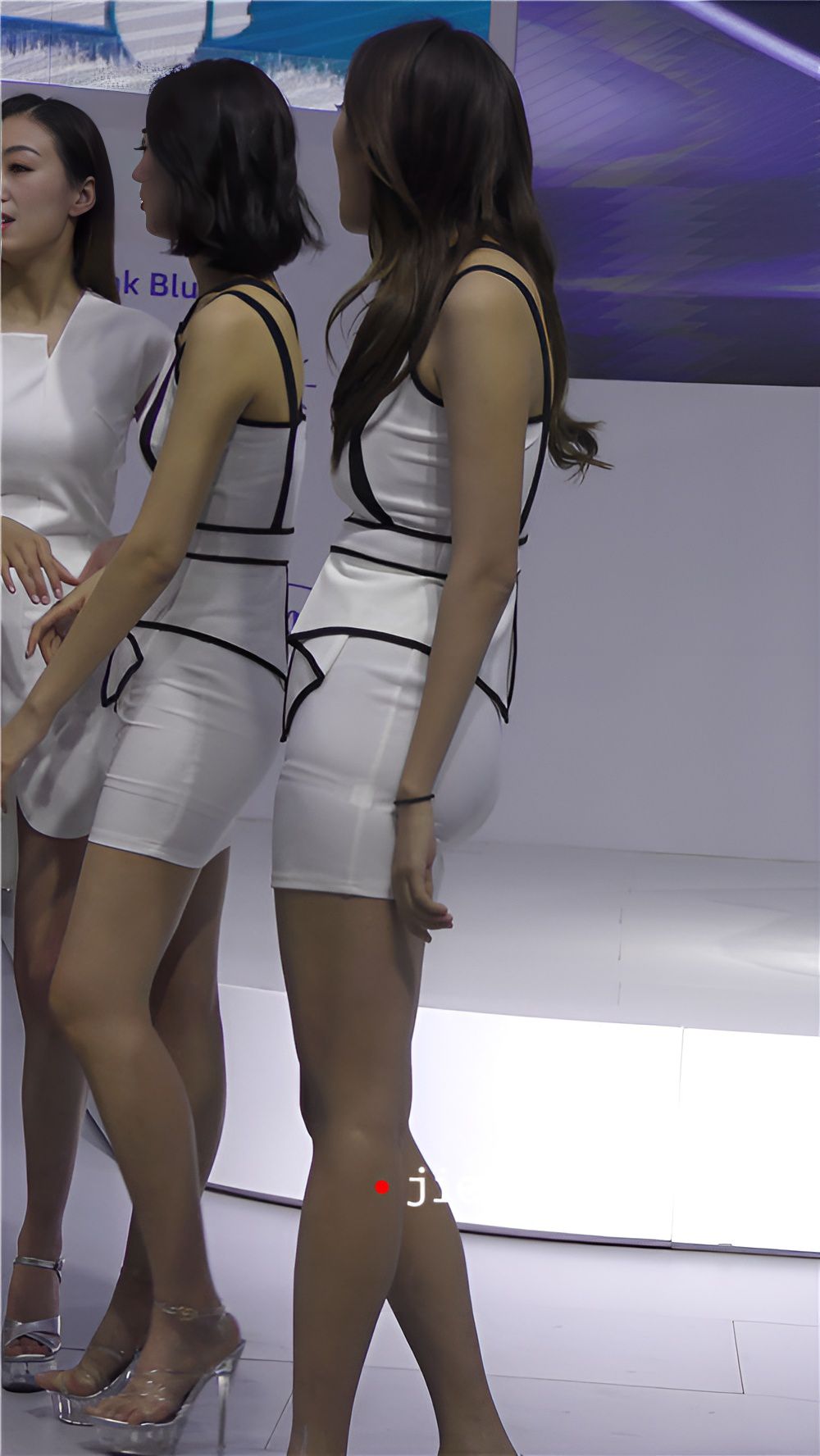 白色包屯紧身裙小姐姐[3.03G/MP4]