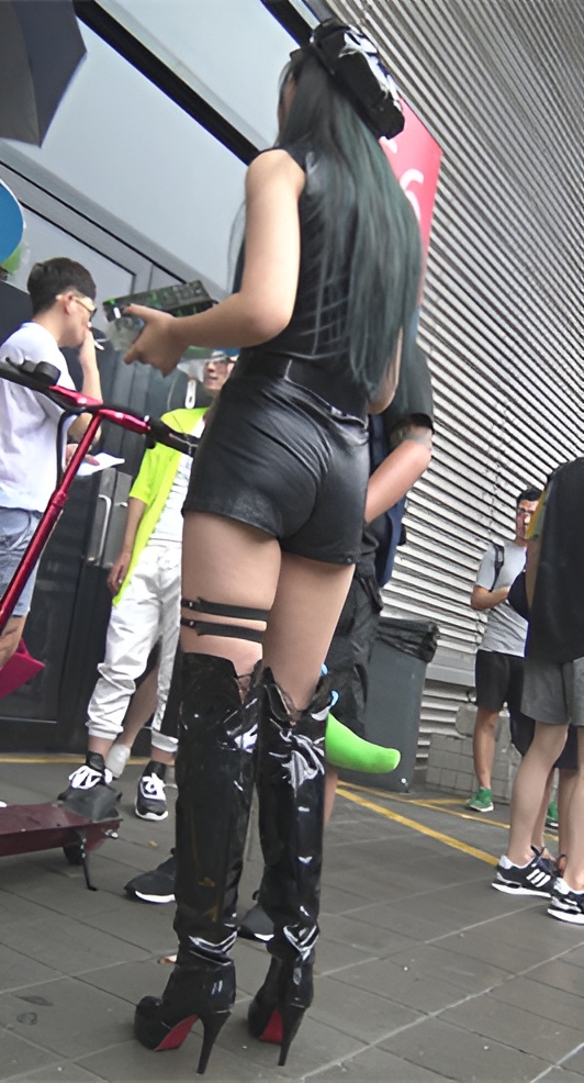 会场外吸烟的皮裤小姐姐[1.64G/MP4]