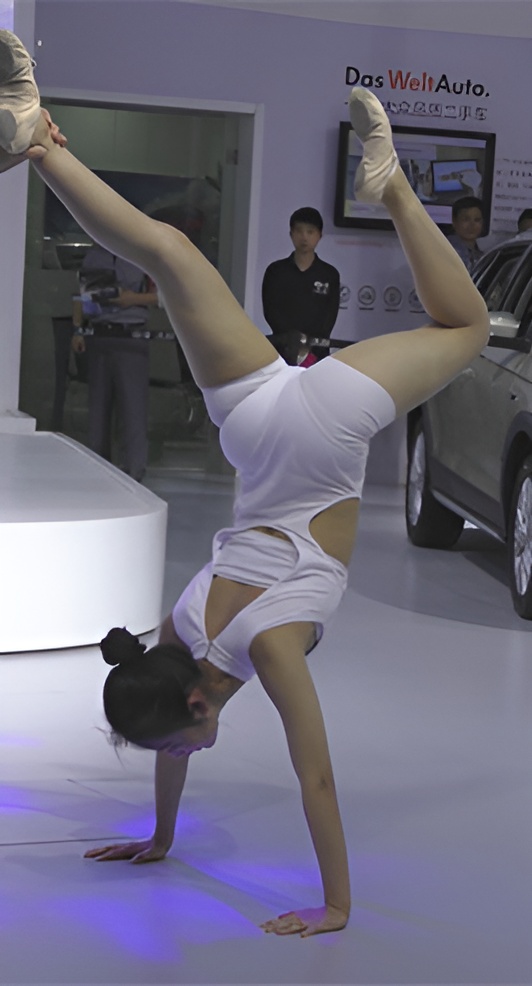 车展上的精彩表演[2.02G/MP4]