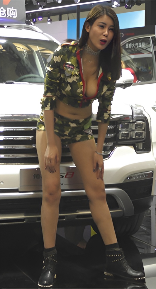 漂亮的迷彩露腰热裤小姐姐[1.69G/MP4]