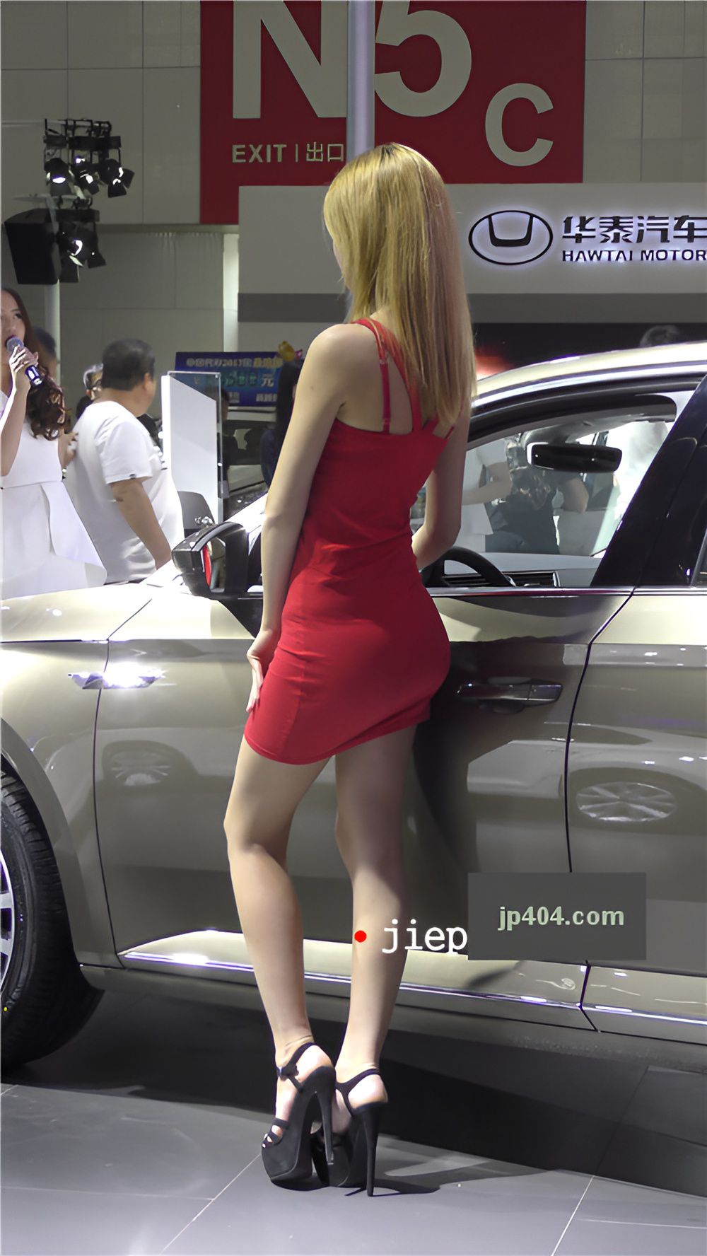 漂亮的长腿连体红裙车模美女[1.33G/MP4]