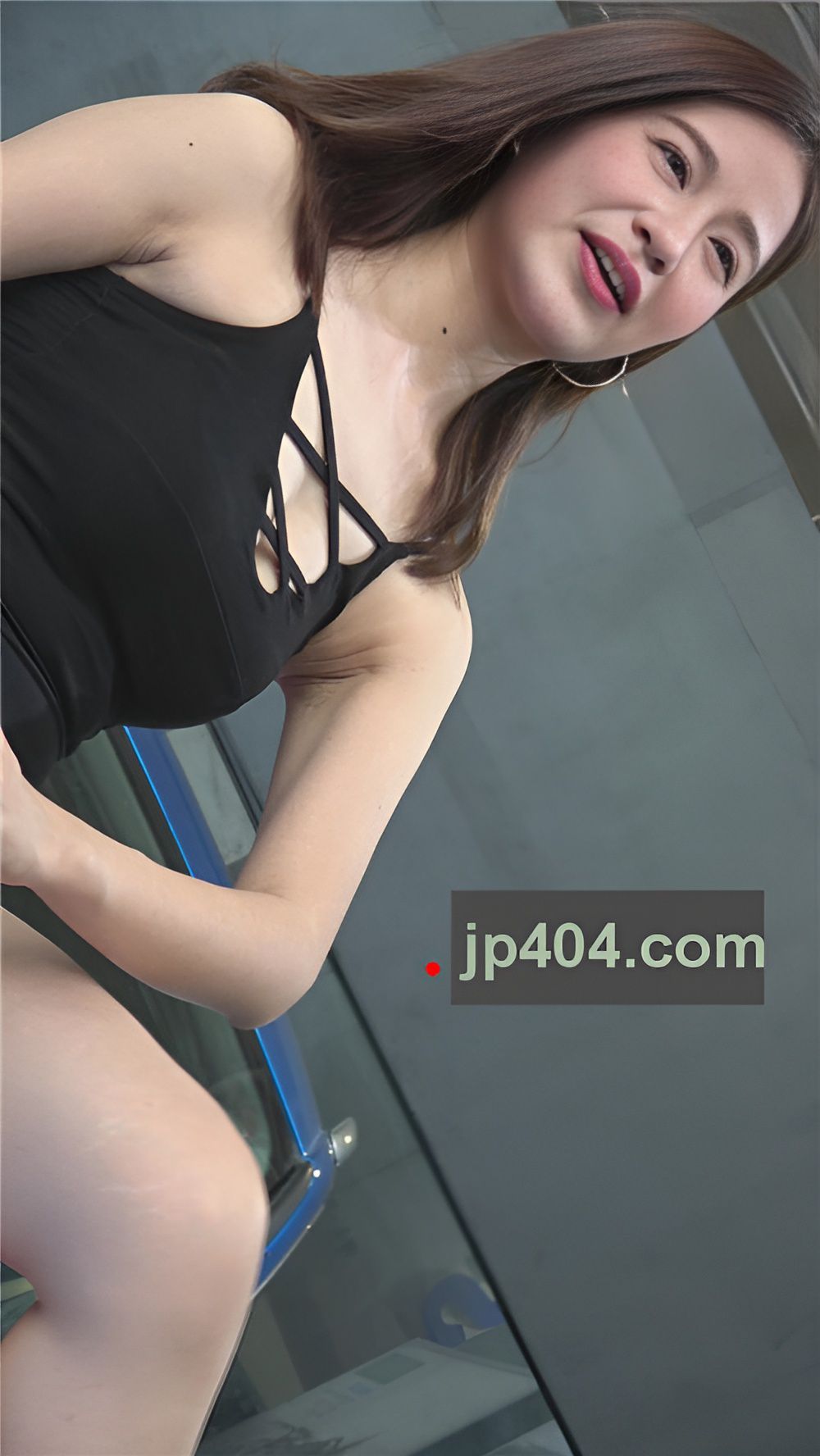好看的黑色吊带车模小姐姐[530M/MP4]