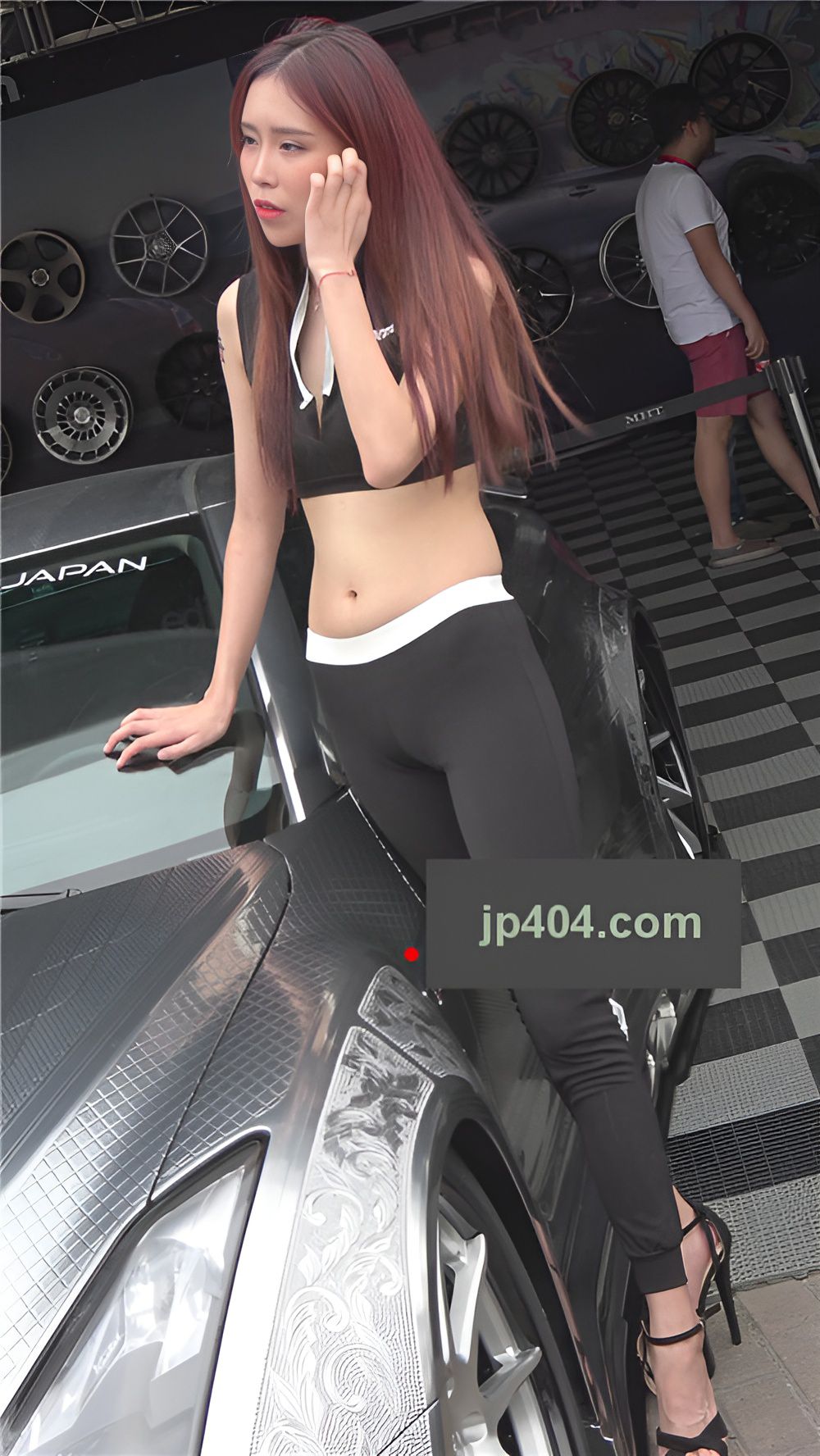 黑色紧身裤露腰车模美女[340M/MP4]