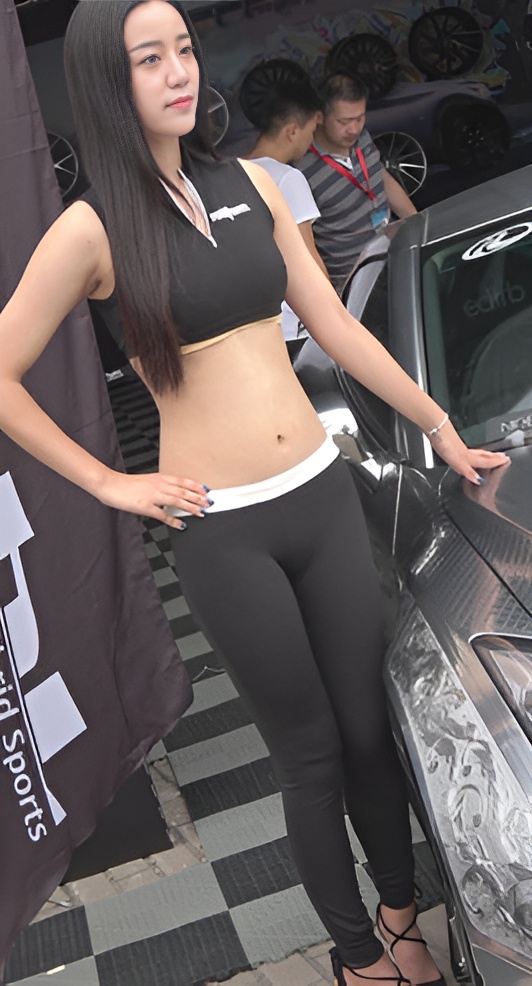 黑色紧身裤露腰车模美女[340M/MP4]