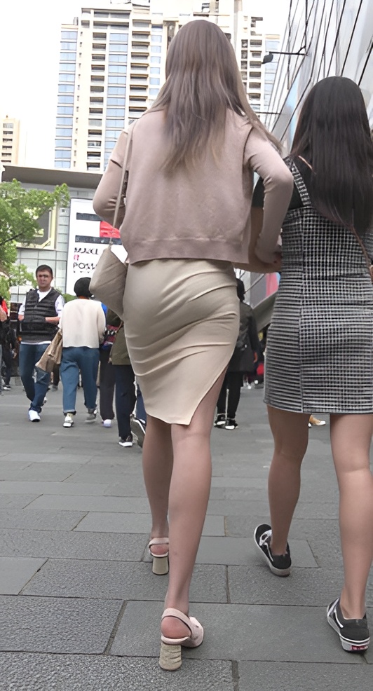 包臀裙小姐姐[1.31G/MP4]