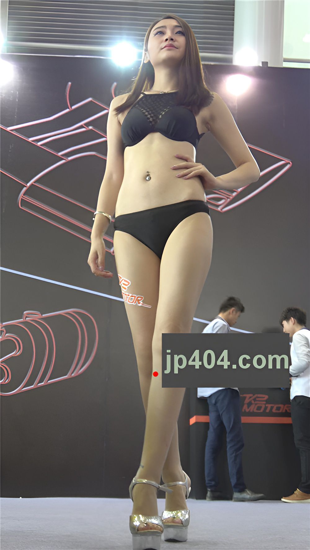 泳装车模小姐姐[913M/MP4]