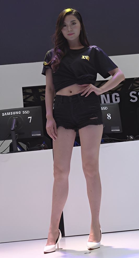 站台上的美女模特[1.12G/MP4]