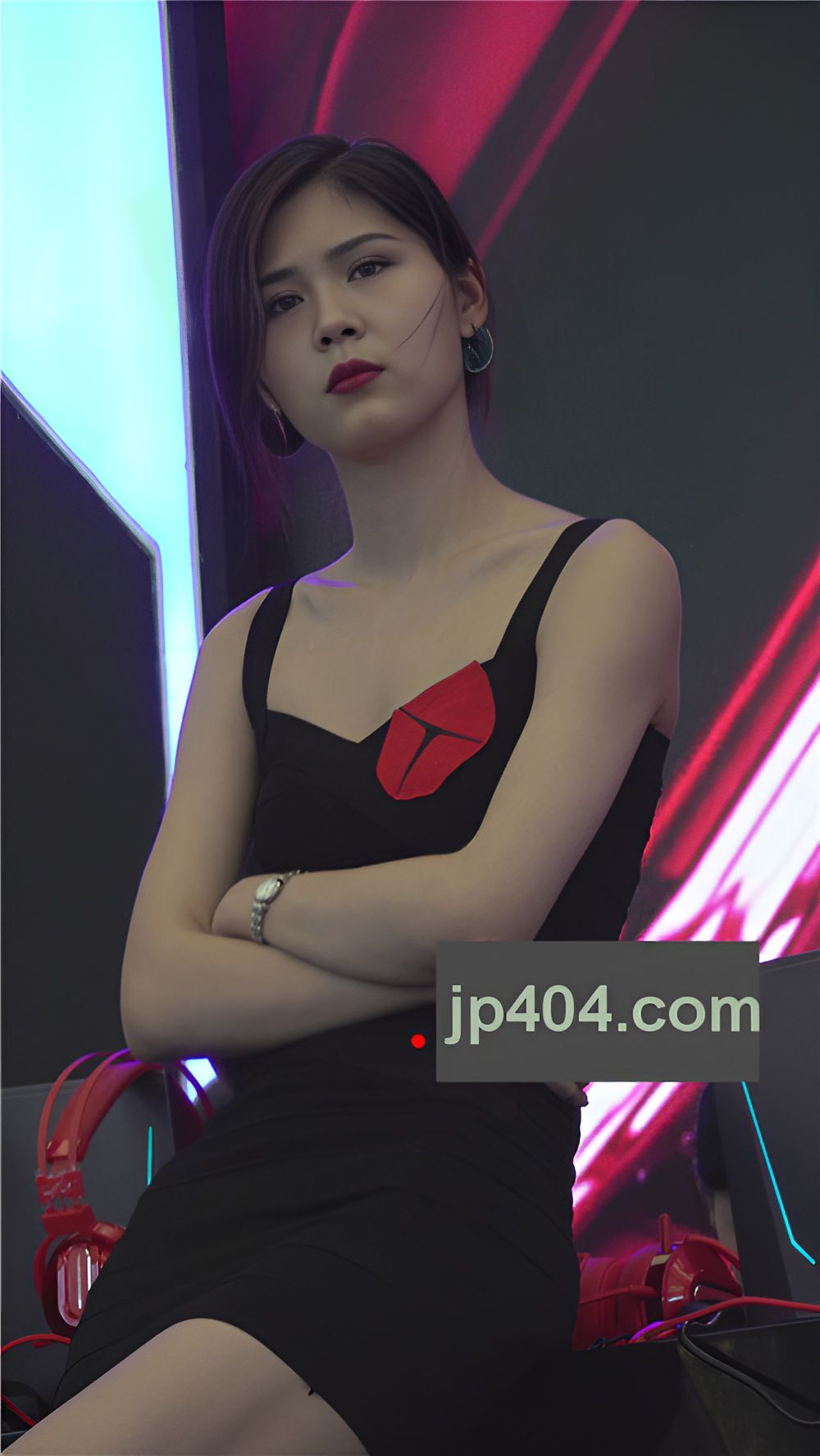 黑色吊带连体裙小姐姐[836M/MP4]