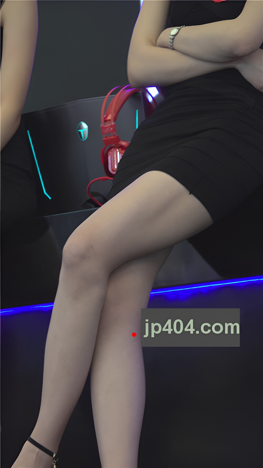 黑色吊带连体裙小姐姐[836M/MP4]