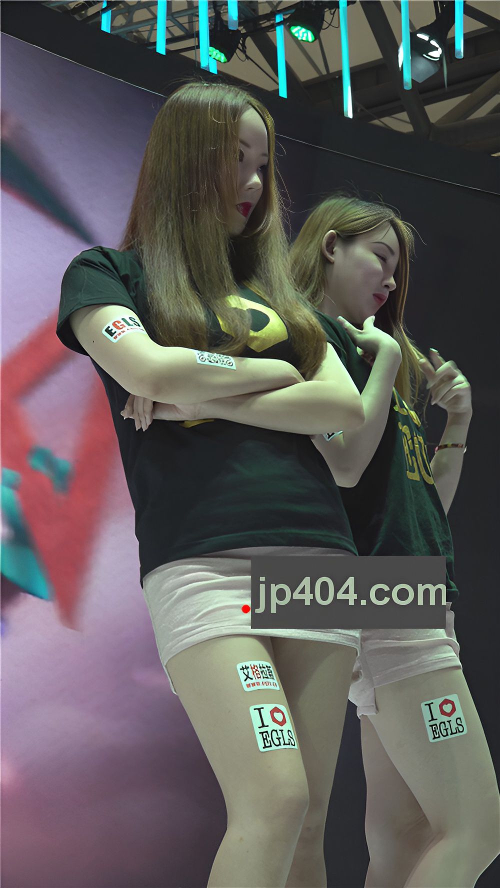 黑衣粉裙小姐姐[967M/MP4]