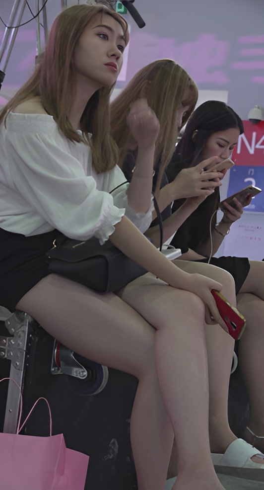 漂亮的美腿小姐姐[757M/MP4]