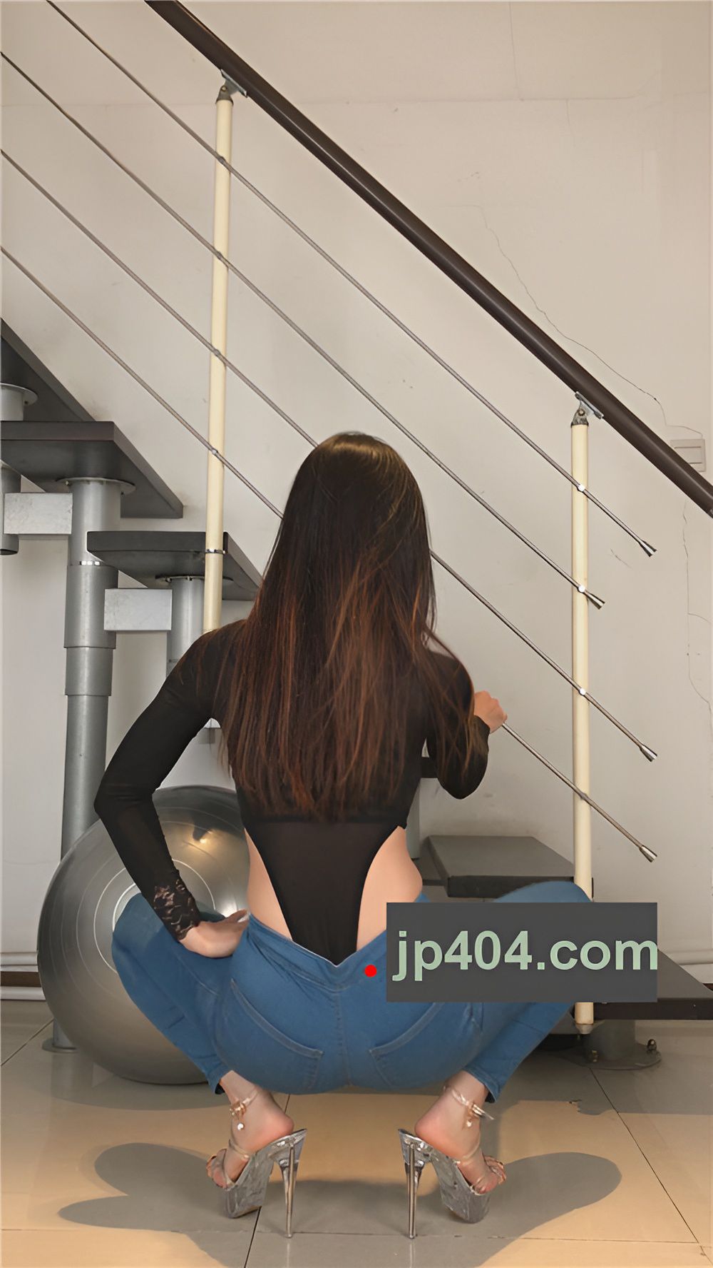 秀舞牛仔紧身裤热舞美女[247M/MP4]