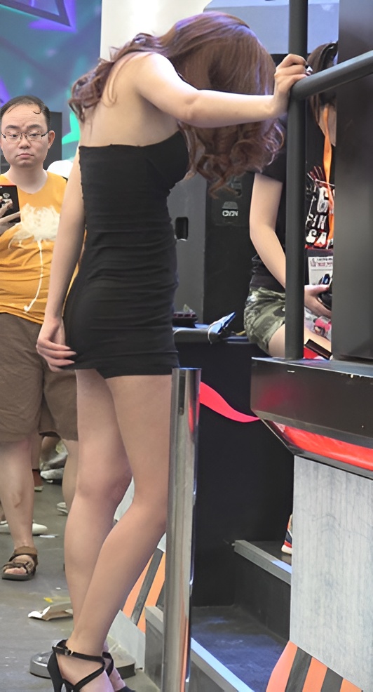 小姐姐的包臀裙有点短[494M/MP4]