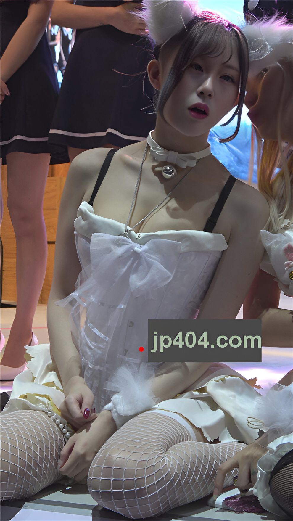 吊带白裙美女[417M/MP4]