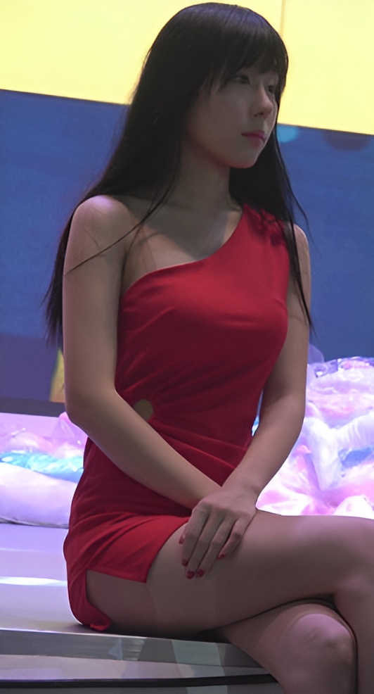 长发红裙美女模特[460M/MP4]