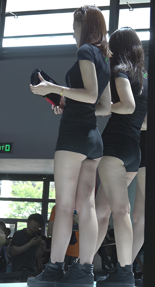 黑色热裤月牙小姐姐[529M/MP4]