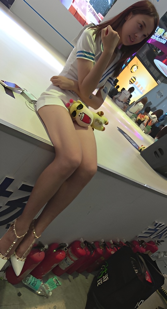 漂亮的长腿美女[782M/MP4]