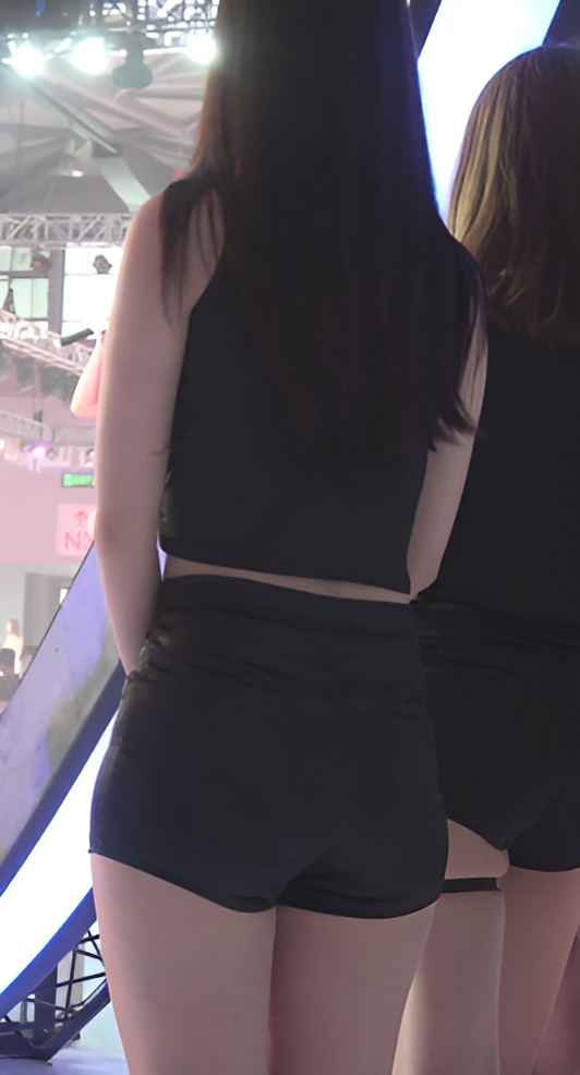 黑色热裤小姐姐[337M/MP4]