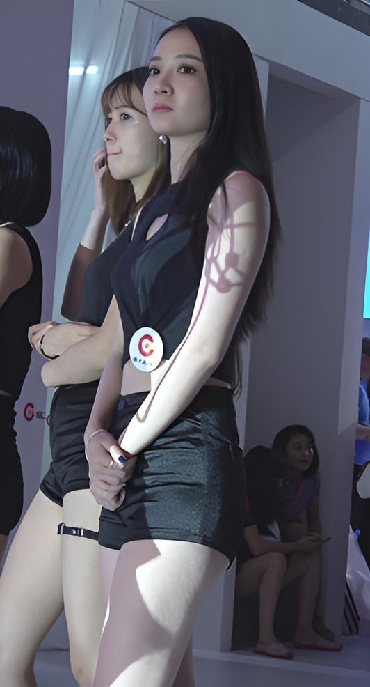 漂亮的模特小姐姐[393M/MP4]