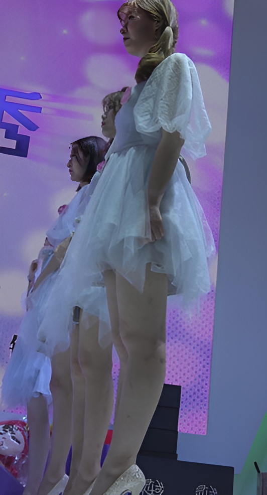 白裙美腿小姐姐[407M/MP4]