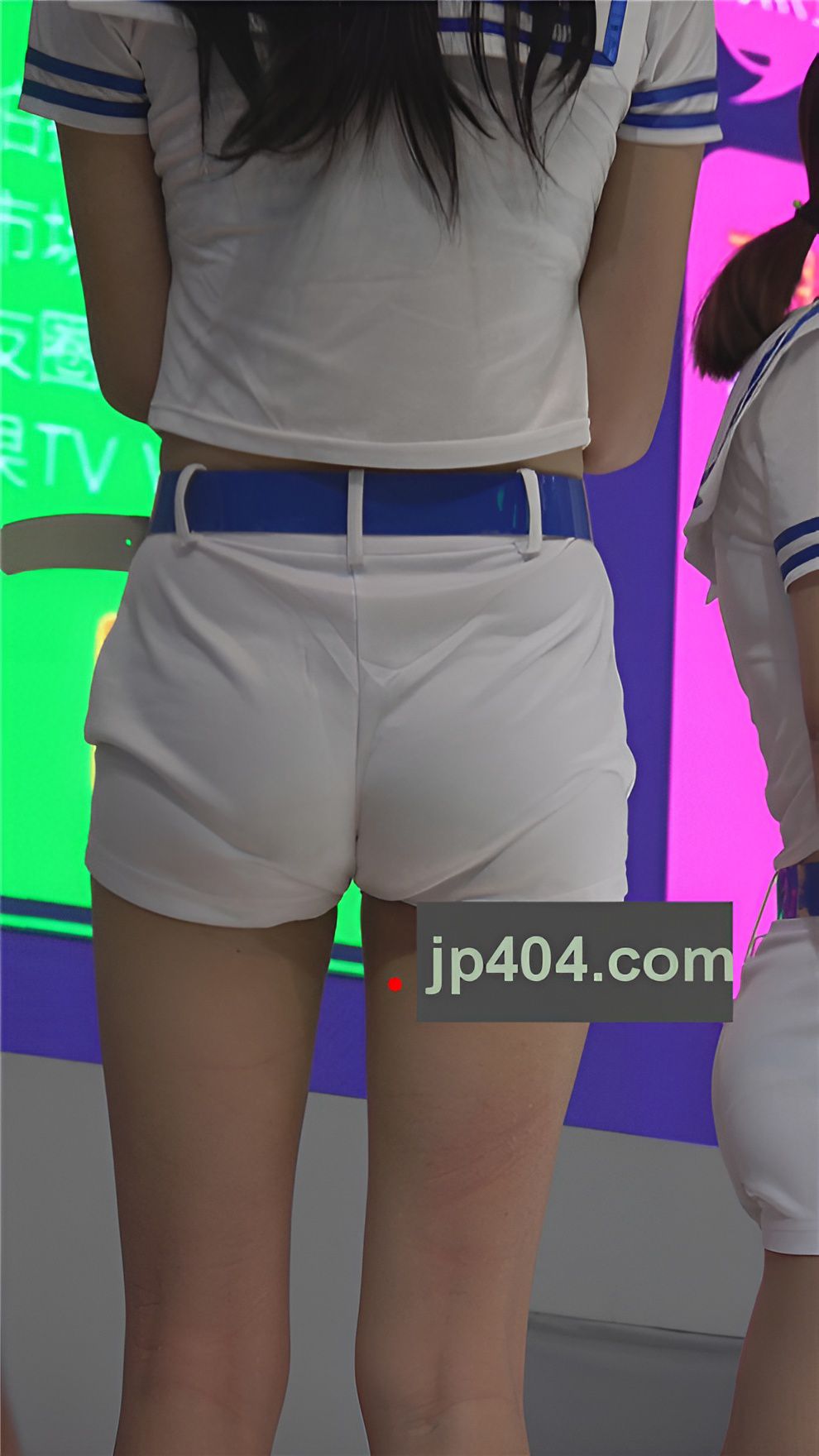 白色紧身热裤模特小姐姐[470M/MP4]