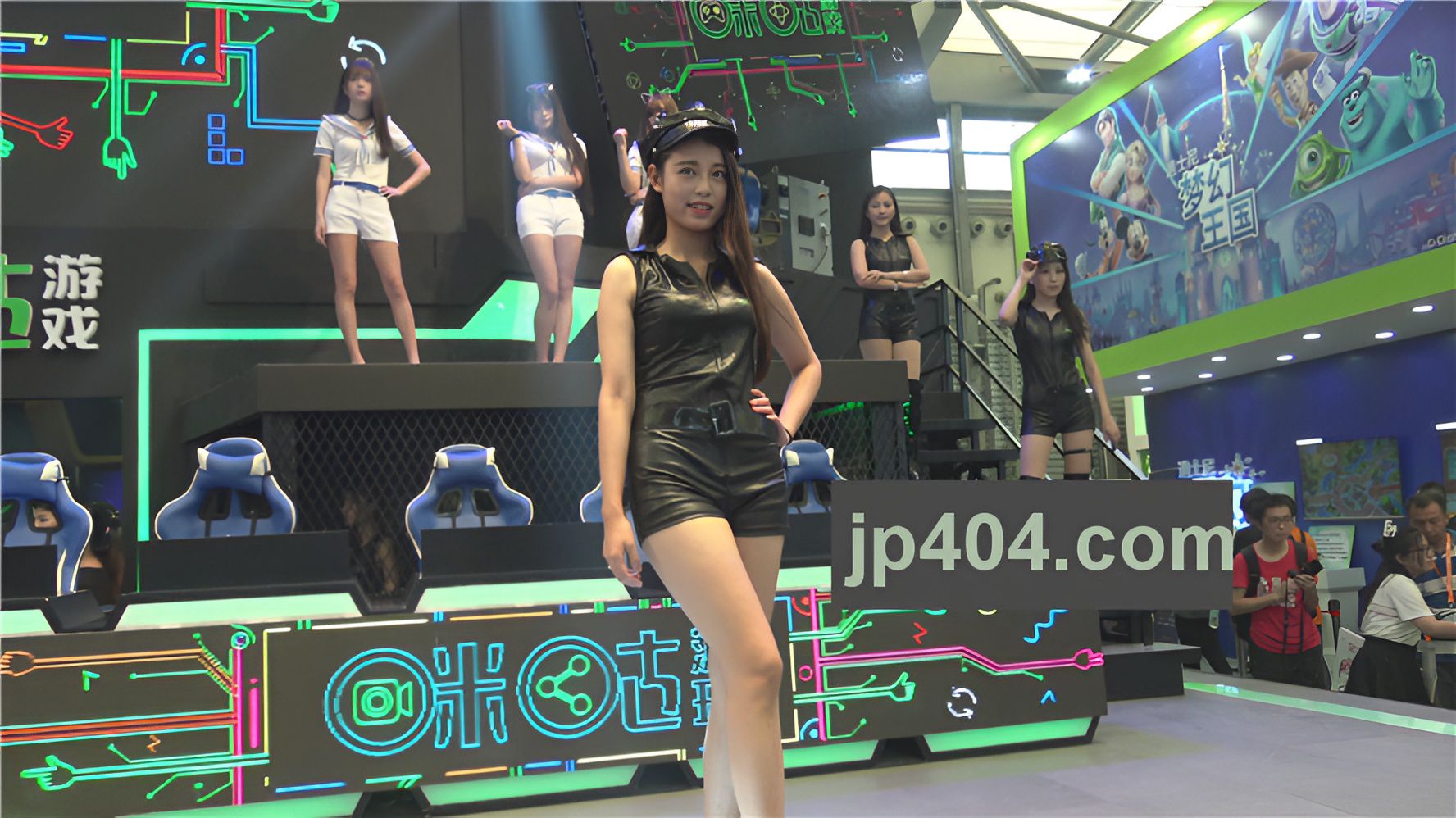 漂亮的皮衣小姐姐[3.14G/MP4]