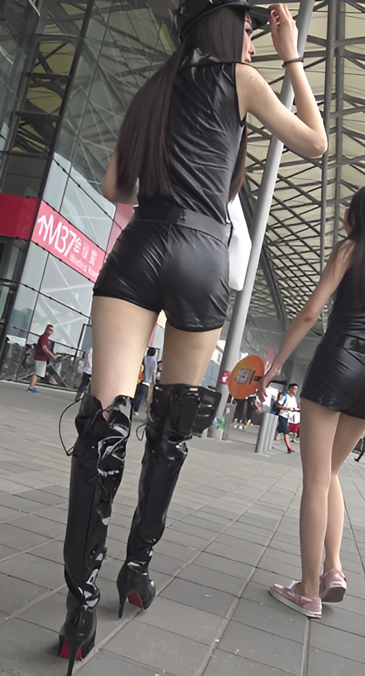 漂亮的连体皮衣小姐姐[3.14G/MP4]