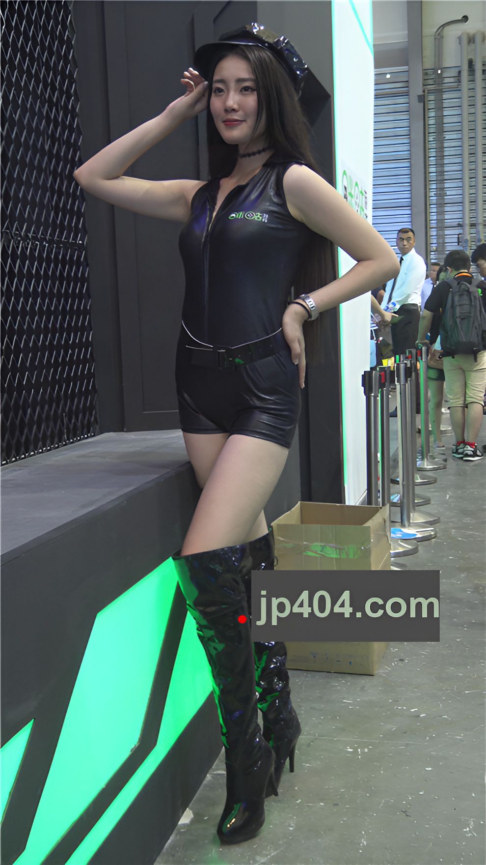 漂亮的高靴皮衣小姐姐[3.97G/MP4]