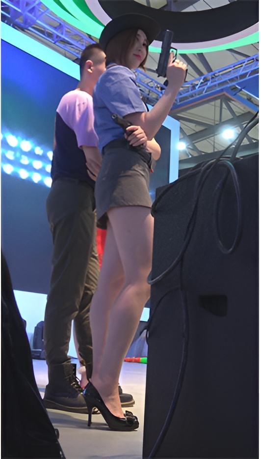 展台上的制服美女[824M/MP4]