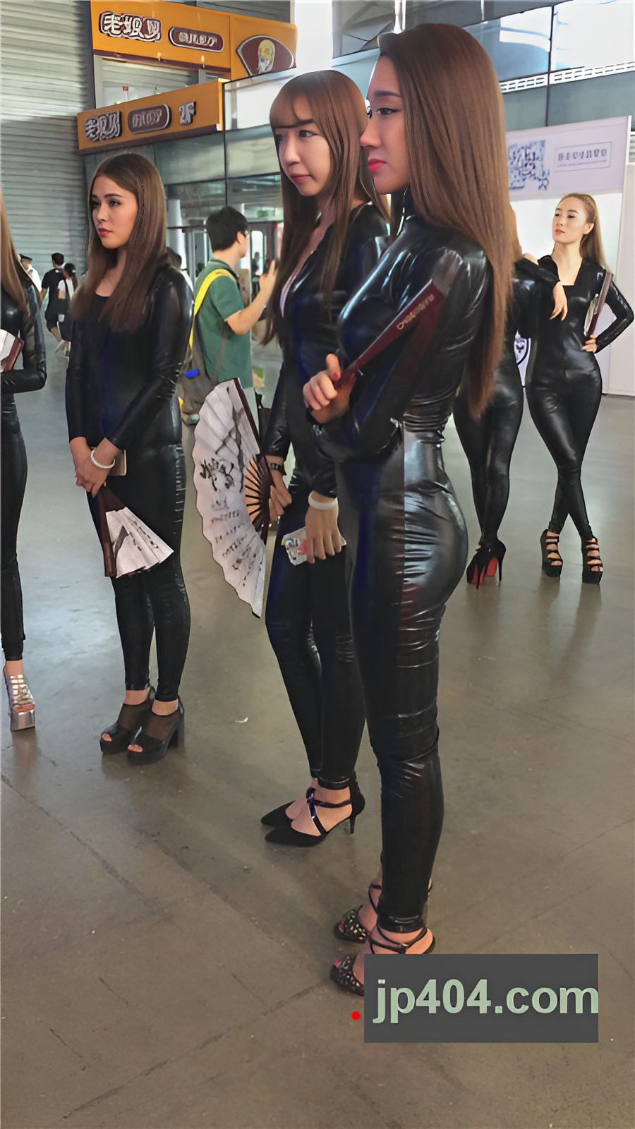 展会上一群连体皮衣美女[2.21G/MP4]