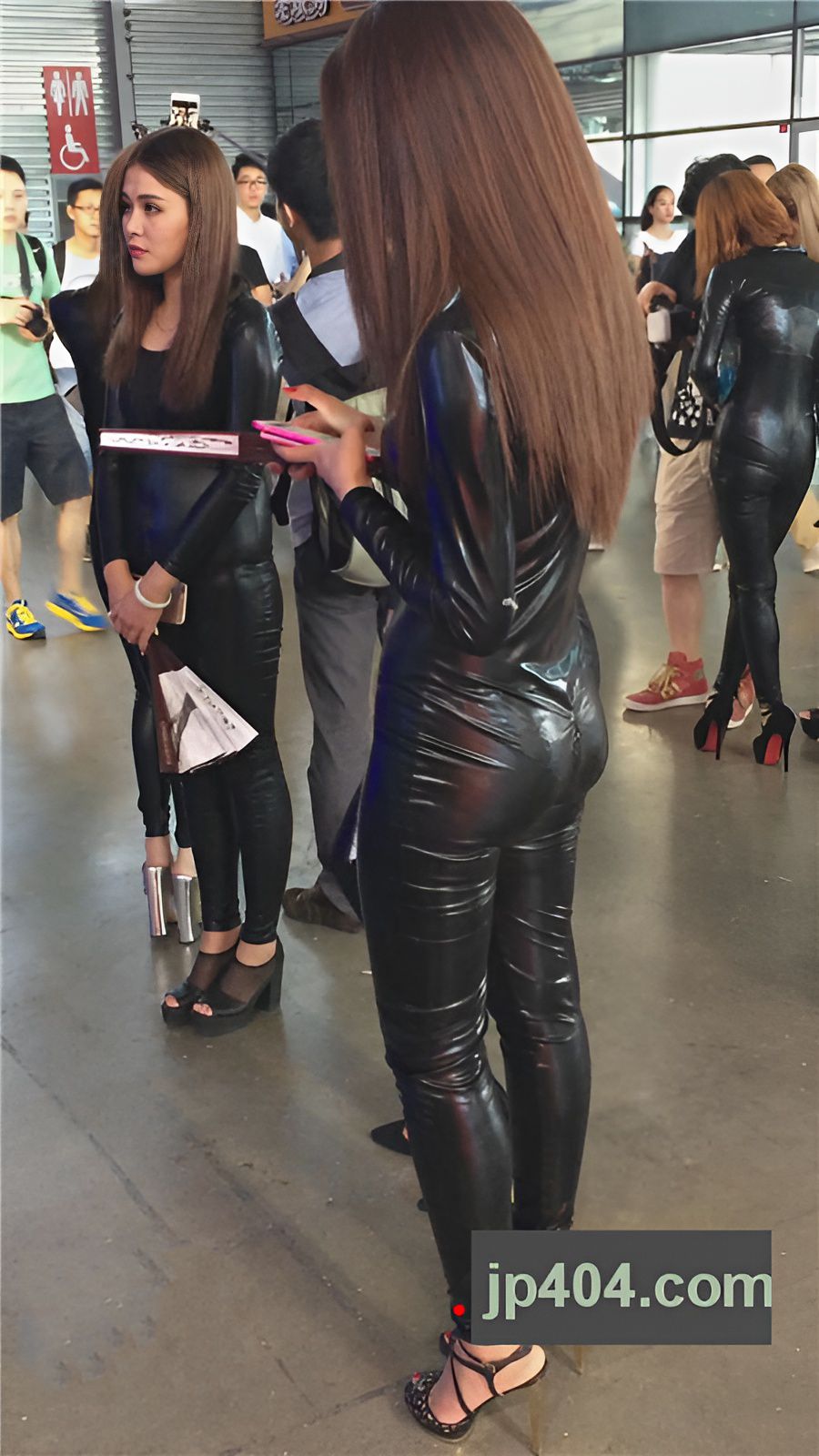 展会上一群连体皮衣美女[2.21G/MP4]