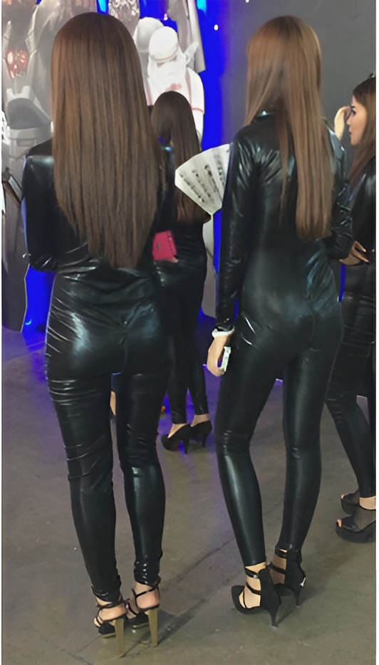 展会上一群连体皮衣美女[2.21G/MP4]