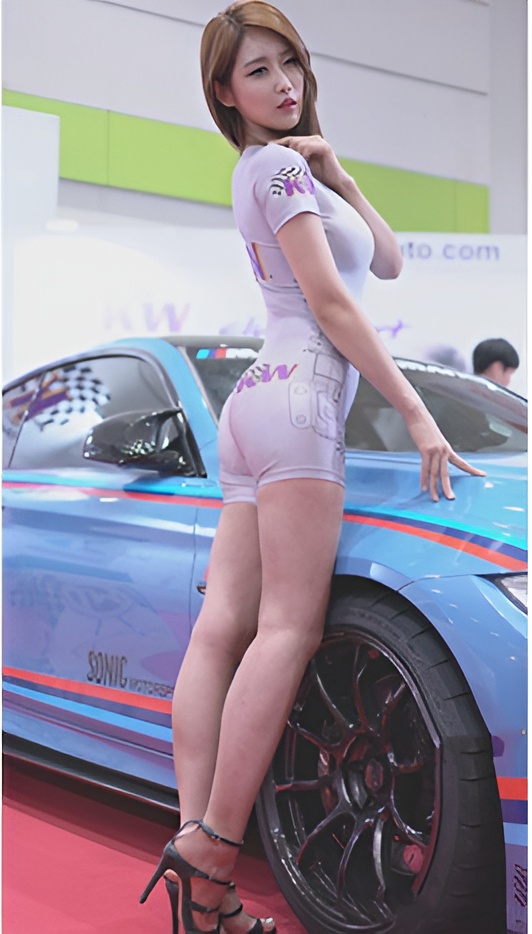 车展上漂亮的连体衣车模美女[396M/MP4]