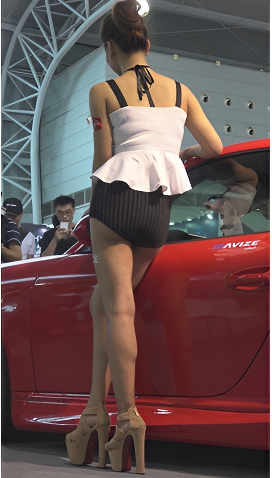 漂亮性感的小短裤车模美女[2.55G/MP4]