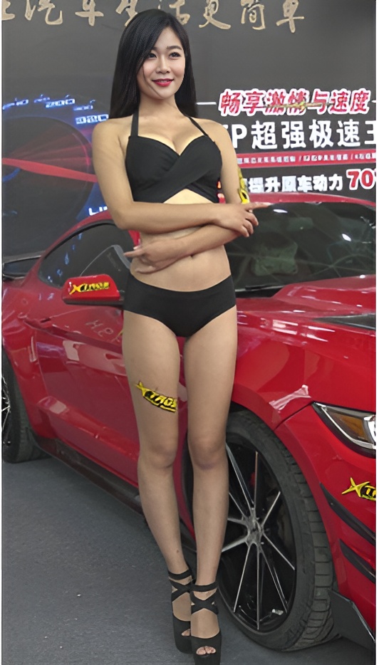 黑色比基尼漂亮的车模美女[1.11G/MP4]