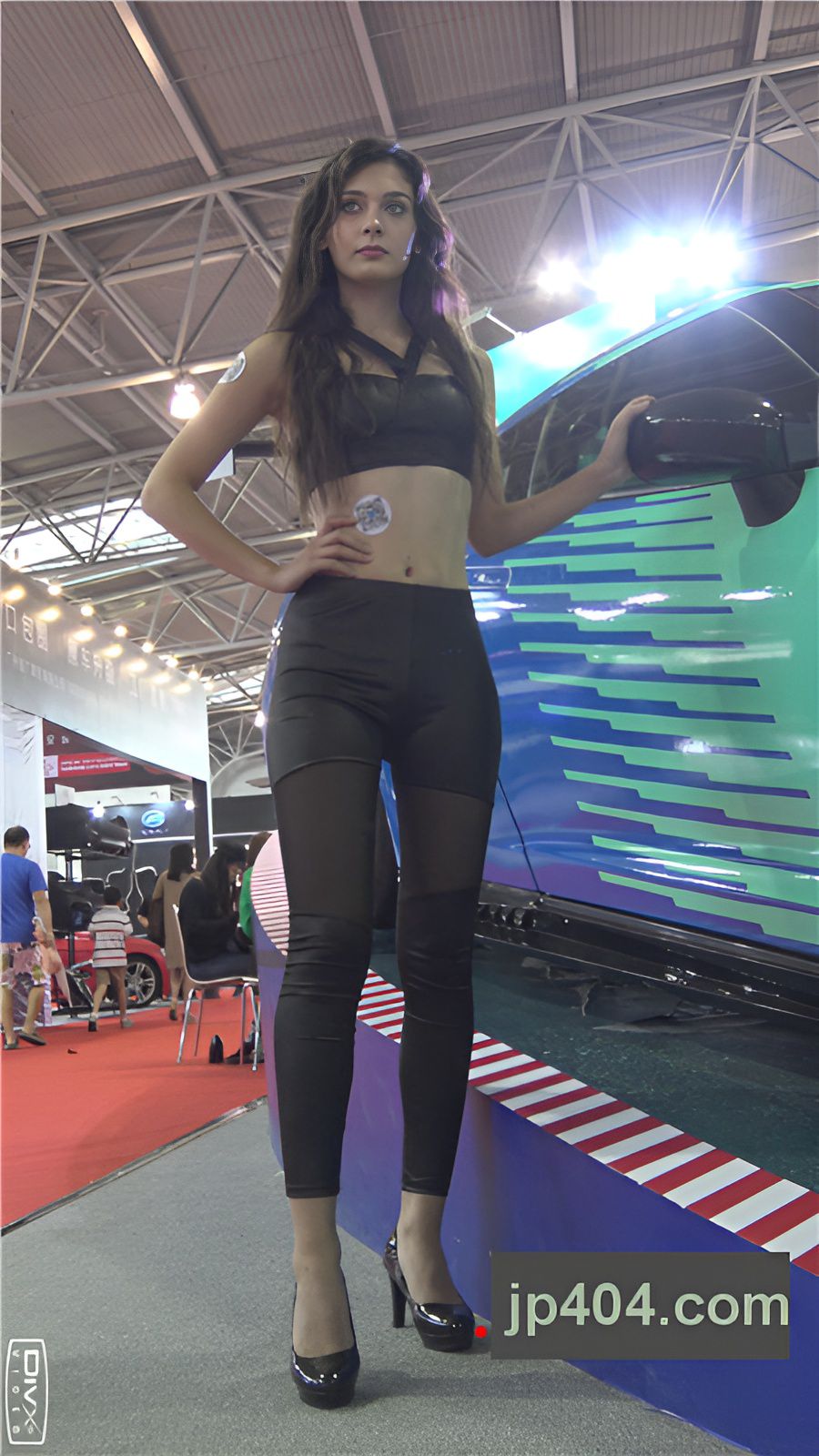 一个国外皮裤车模美女妞[1.78G/MP4]