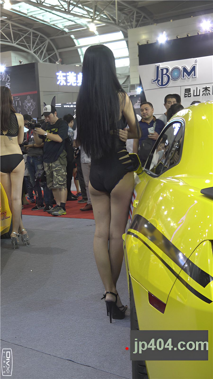 性感的黑色比基尼车模小姐姐[1.37G/MP4]