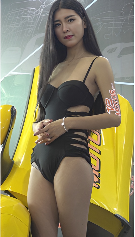 性感的黑色比基尼车模小姐姐[1.37G/MP4]