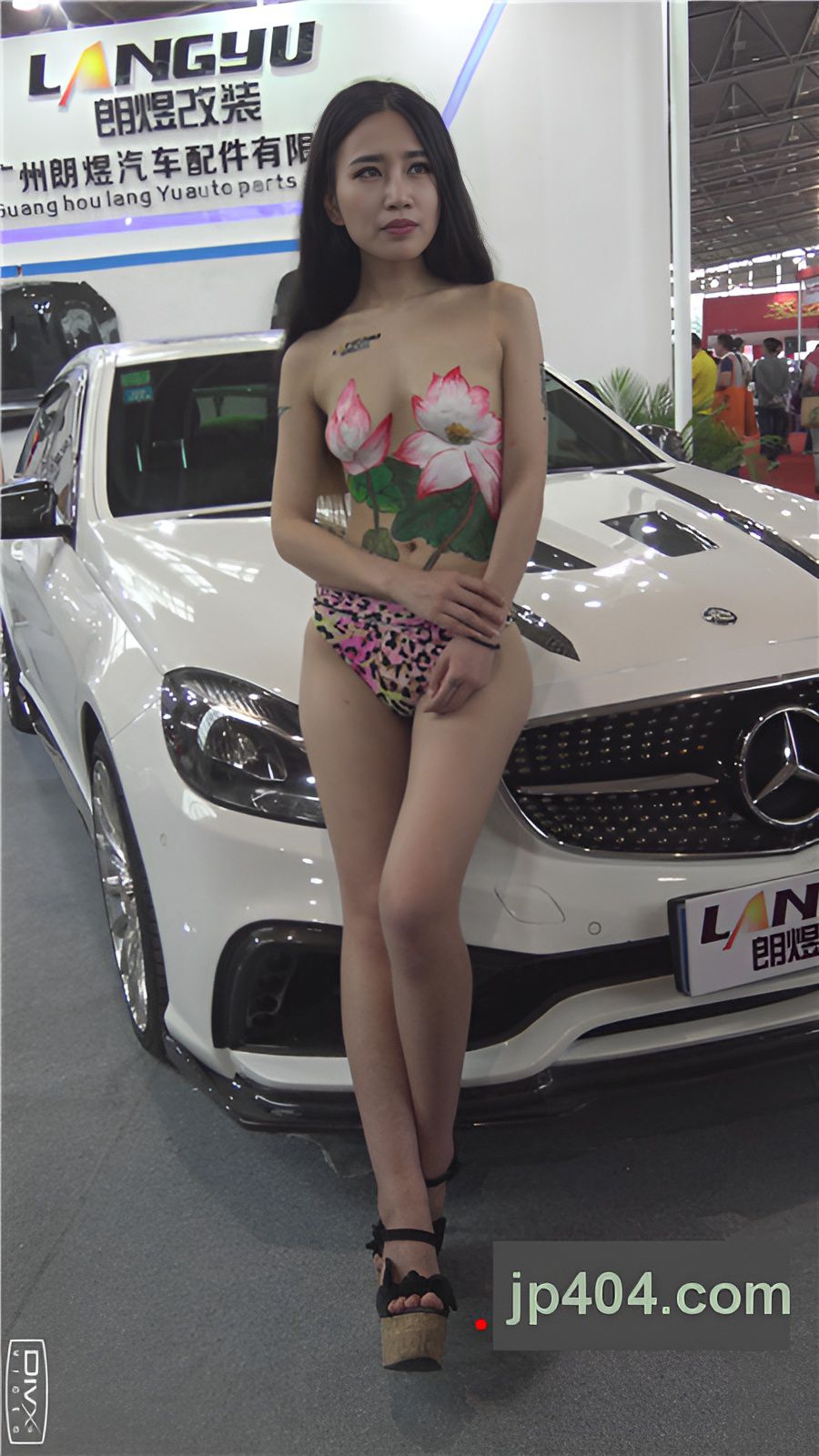 漂亮的人体彩绘车模[982M/MP4]