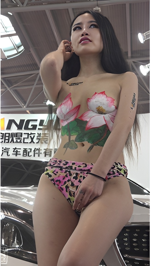 漂亮的人体彩绘车模[982M/MP4]