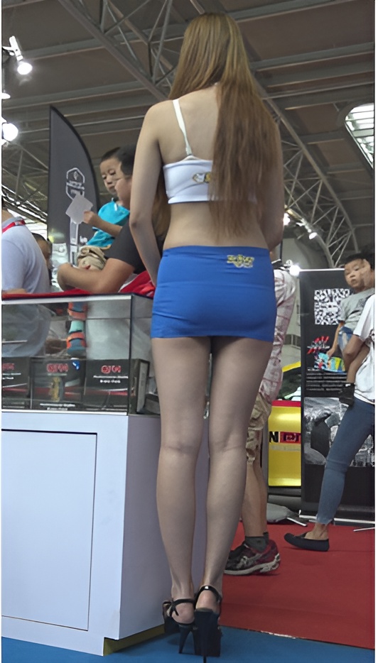 性感的蓝色包臀裙车展模特[1.08G/MP4]