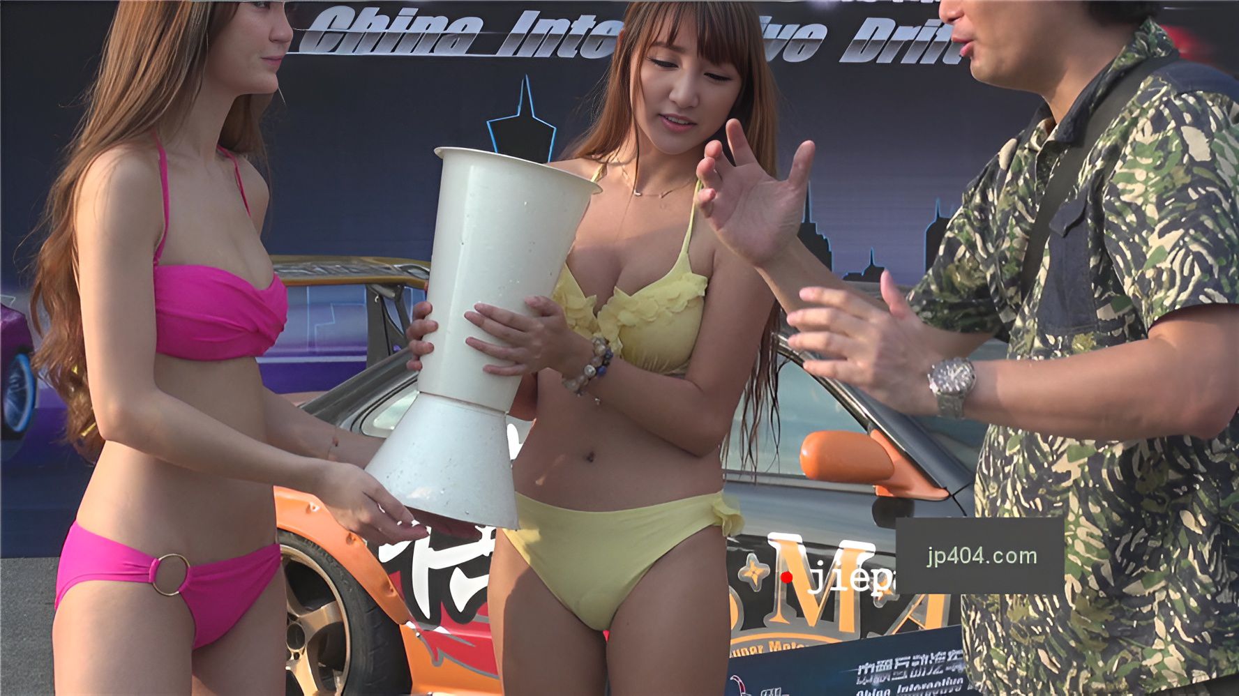 改装车上的比基尼美模[7.4G/MP4]